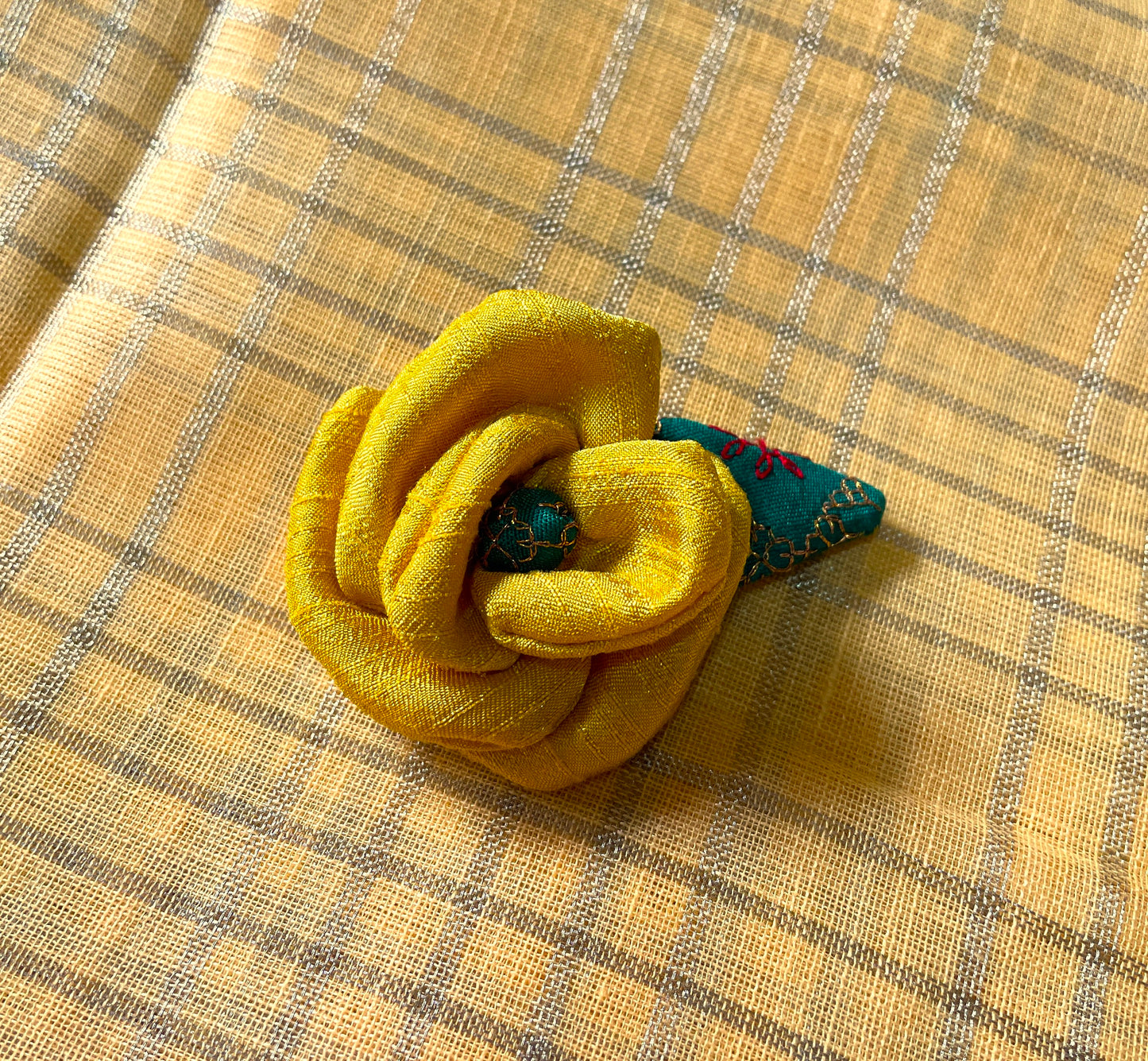 Bunch of 3 Roses Kasuti Clips