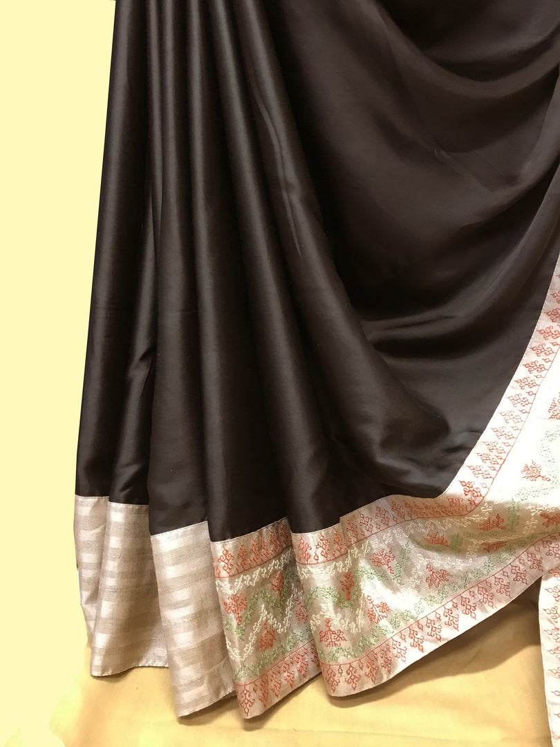 Midnight black maharani border saree side view highlighting embroidery