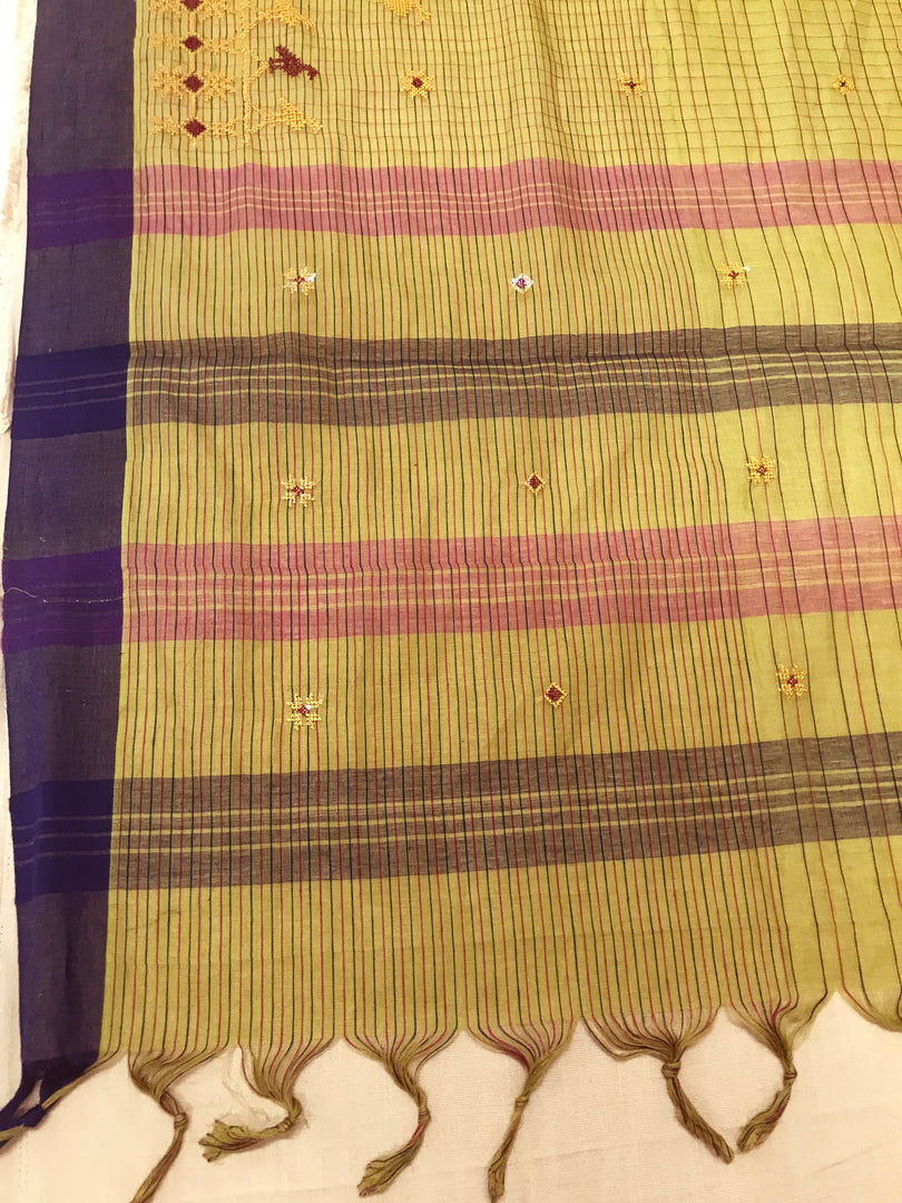 Full drape view of chutney green mayur cotton saree
