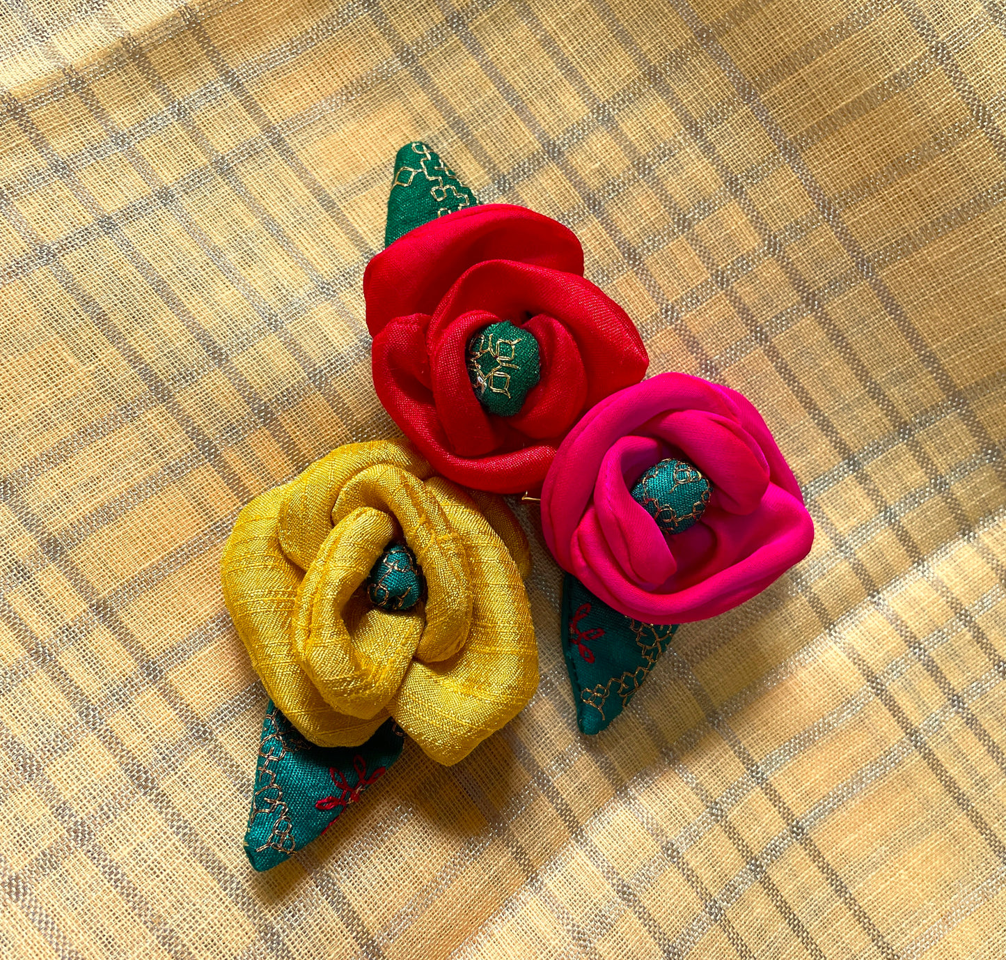 Bunch of 3 Roses Kasuti Clips