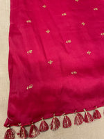 Load image into Gallery viewer, Border detail close-up on red dainty kasuti saree
