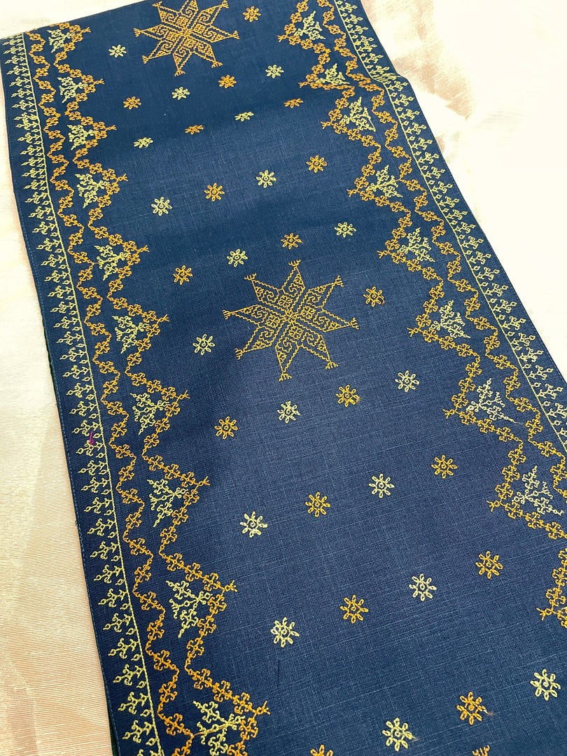 Full view of malnadu garike kasuti table set with woven embroidery