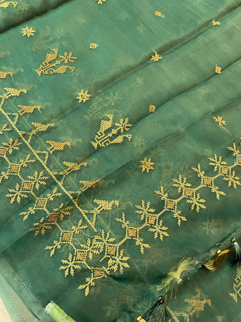 green mayur organza kasuti saree showing embroidery on sheer drape