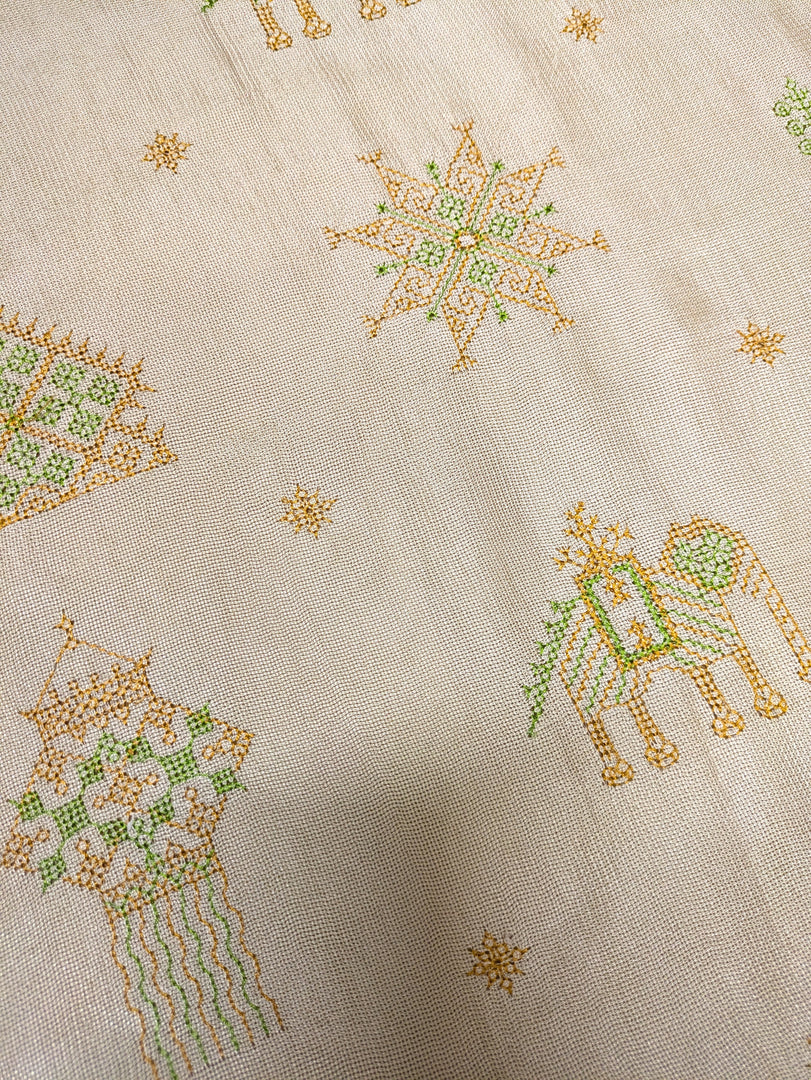 Pearl white kasuti saree with embroidery detail on border close-up