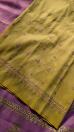 Load image into Gallery viewer, lilac organza kasuti saree close-up of embroidered motifs on drape
