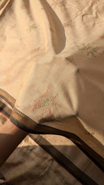 Load image into Gallery viewer, beige handwoven cotton saree with kasuti ter embroidery border detail
