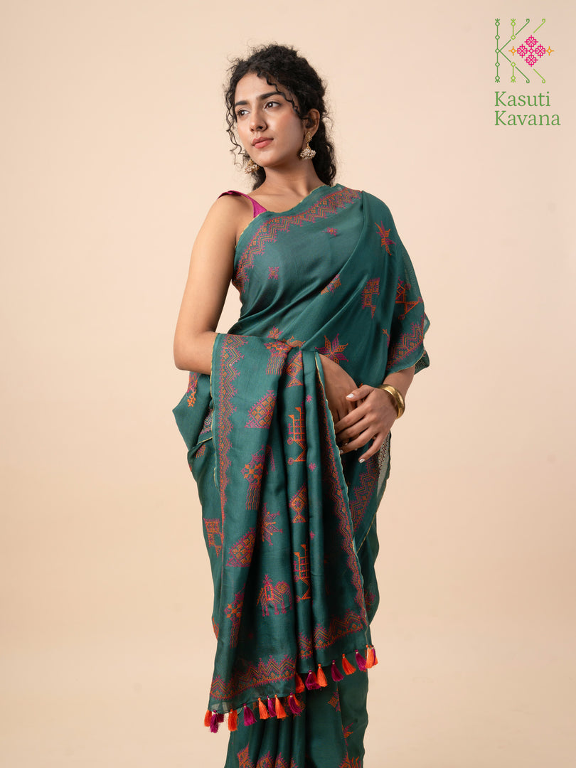 Pallu view of deep green classic kasuti saree showing motifs