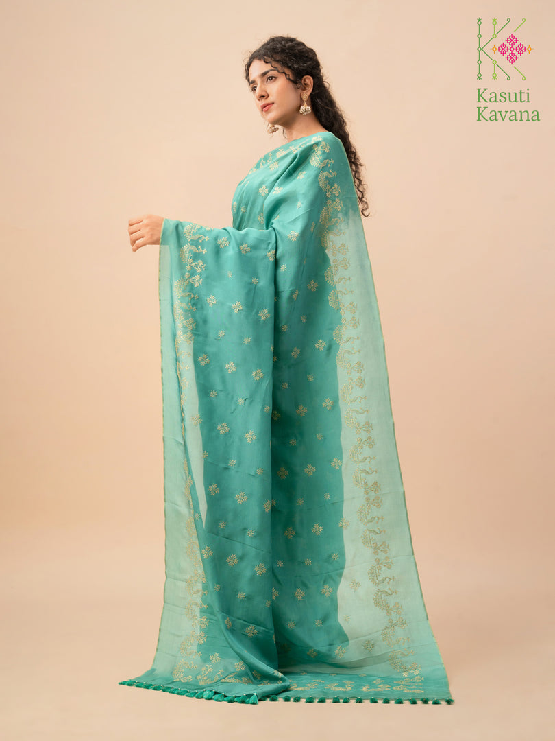 Border detail of emerald green golden goose saree with goose motifs