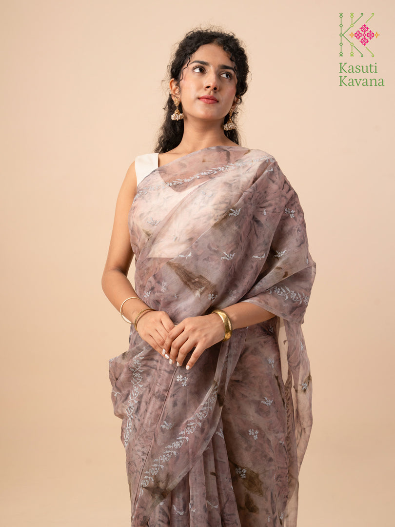 seashore tie-dye organza kasuti saree in periwinkle showing woven detail