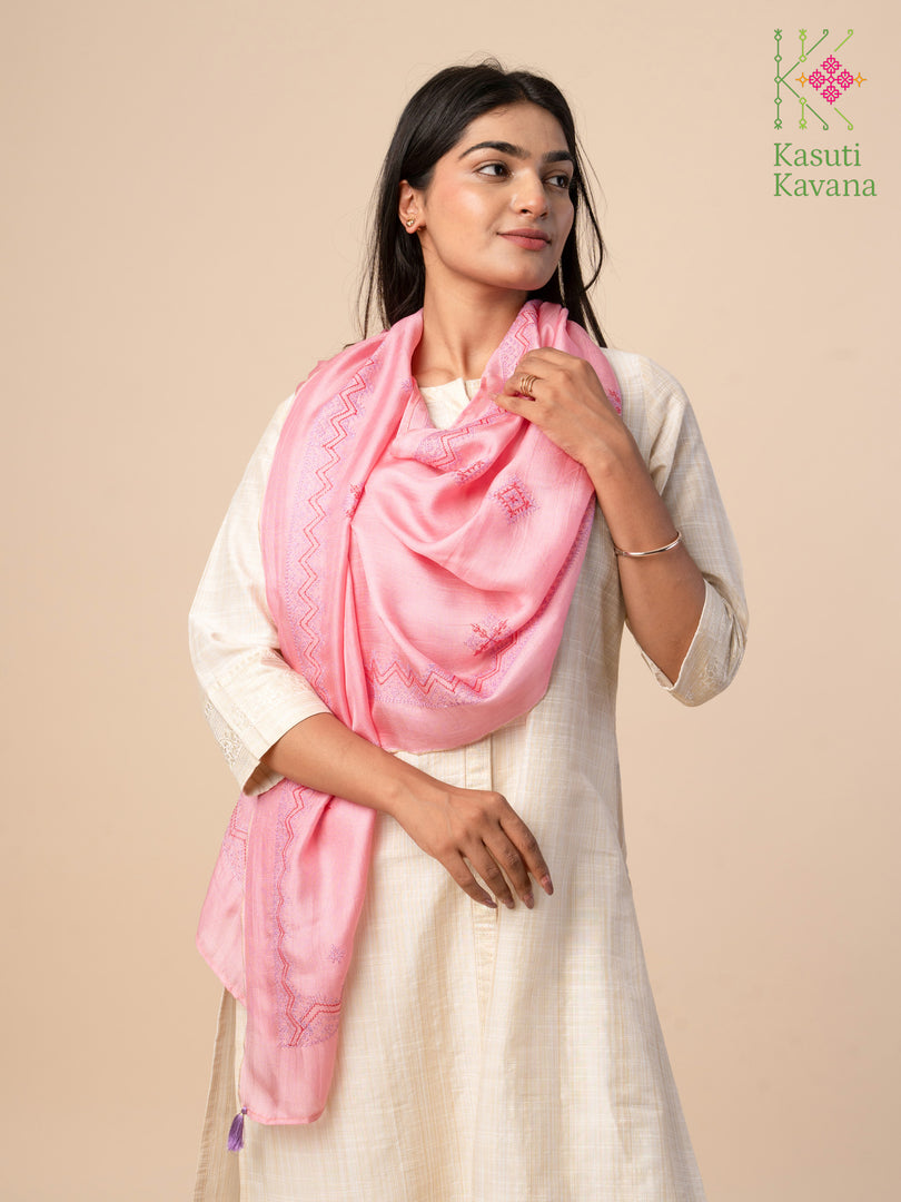 baby pink kasuti stole with embroidered border close detail