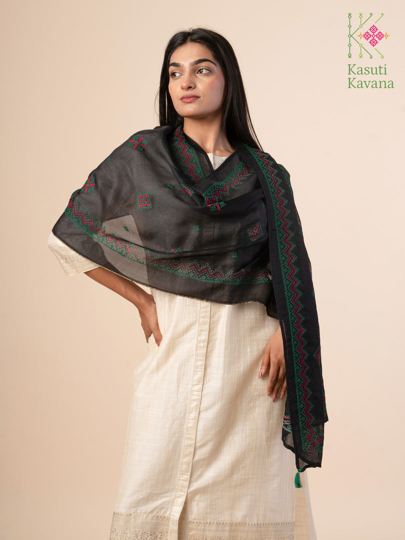 embroidered black and green kasuti stole border close view