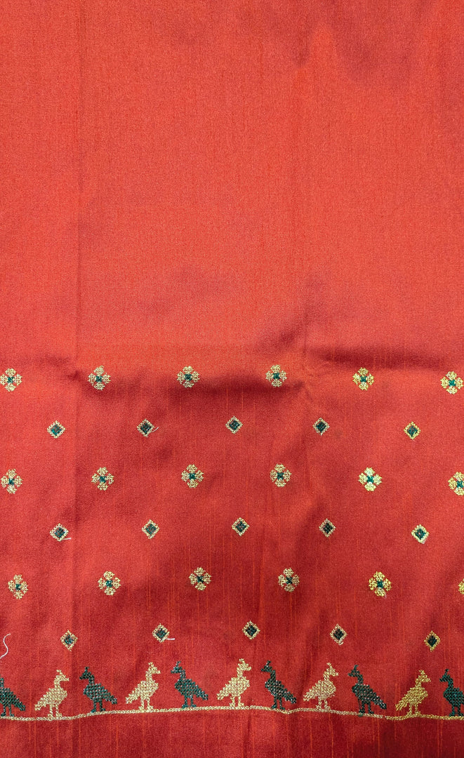 pallu border of green mor saree shown with kasuti embroidered blouse close-up