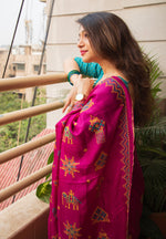 Load image into Gallery viewer, Pallu drape detail of magenta classic kasuti saree
