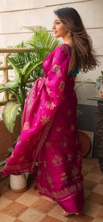 Load image into Gallery viewer, Pallu design view of magenta classic kasuti saree
